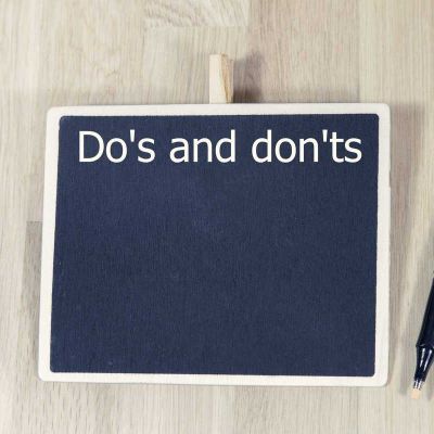 sentence do's and don'ts written with chalk on a blackboard, on a table with pen (Demo)